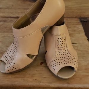 Cute medium heels by Clark's collection